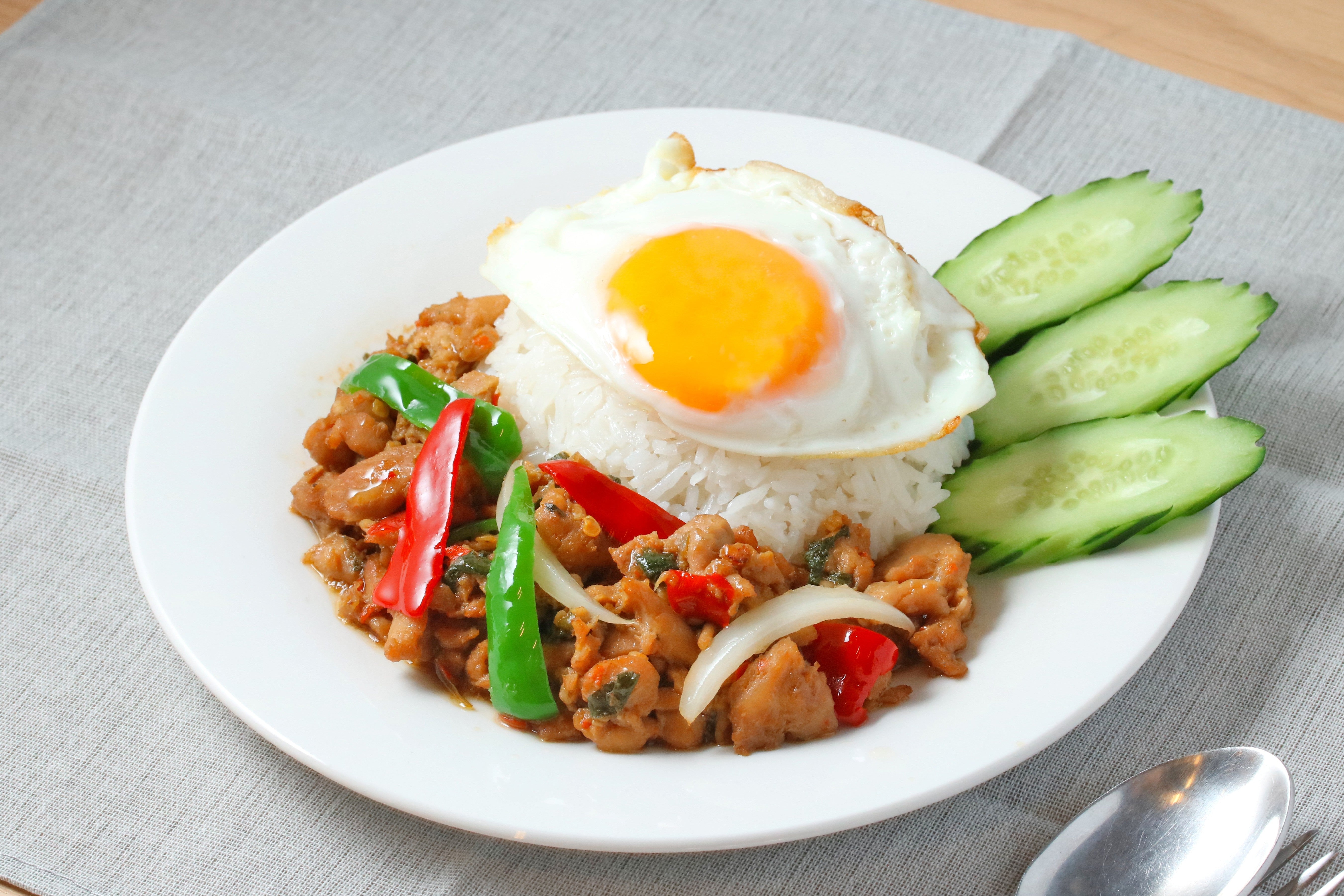 ガパオガイ（鶏ひき肉のバジル炒め）กะเพราไก่ – タイの食卓 スースーデリ