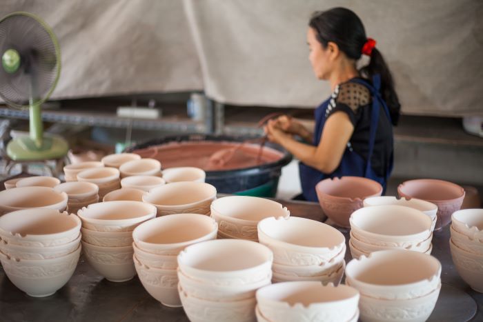 タイ北部　伝統的な青磁器「セラドン焼き」